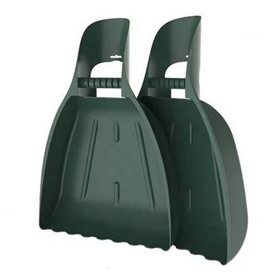 Des cuillères en plastique et un rack à main parfait pour nettoyer les feuilles.
