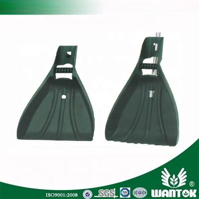 Des cuillères en plastique et un rack à main parfait pour nettoyer les feuilles.