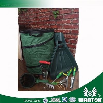Des cuillères en plastique et un rack à main parfait pour nettoyer les feuilles.