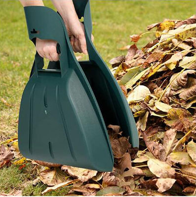 Des cuillères en plastique et un rack à main parfait pour nettoyer les feuilles.